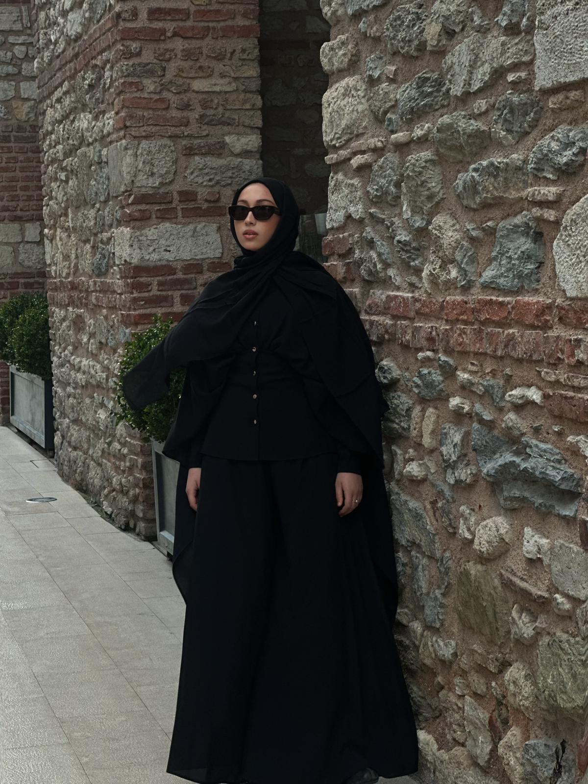 ⁠Majeste Pelerinli Siyah Takım