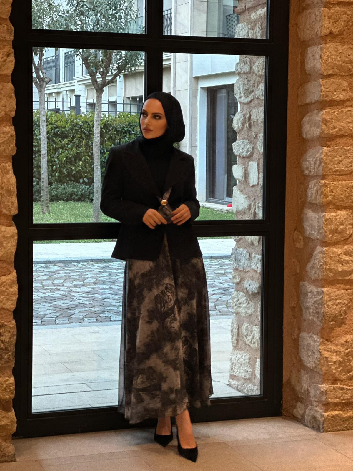 Monarş Fularlı Blazer & Şifon Etek Takım